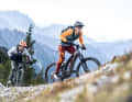 Die Bosch-Akkus sind zwar schwer, die Reichweite der Bikes ist mit an die 2000 Höhenmetern in unserem Standard-Testprozedere aber exzellent. Da bleibt viel Luft auch für lange Touren im Hochgebirge.