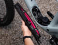 Im Unterrohr des neuen Scott Spark DC verbergen sich außerdem ein Daysaver-Kit und ein Tool.