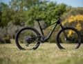 Das Scott Spark RC SL soll 9,9 Kilo wiegen und 12.999 Euro kosten. Aber die Schweizer haben auch günstigere Bikes im Angebot.