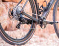 Campagnolo Ekar : Le groupe Ekar est résolument orienté vers la construction légère - les bras de manivelle sont en carbone - et s'adresse aux cyclistes qui se concentrent sur une efficacité maximale.