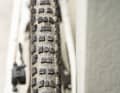 Die Grid Trail Version ist nur in Kombination mit der schnelleren und langlebigeren GRIPTON T7 Gummimischung erhältlich. Bei der Grid Gravity Variante bestehen die Stollen auf der Lauffläche aus dem härteren T7-Gummi, während bei den Schulterstollen das klebrigere T9-Gemisch zum Einsatz kommt.