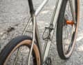Titanium is regarded as particularly timeless and comfortable. The Falkenjagd Aristos Trail Gravel features a particularly progressive geometry.