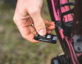 Das Staufach wurde am Specialized Epic 9 wegrationalisiert. Stattdessen lassen sich Minitool und Werkzeugbox bei Bedarf am Flaschenhalter montieren.