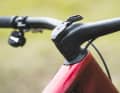 Das neue Specialized Epic 9 kommt nur noch mit einer Leitungsführung durch den Steuersatz und spart so einige Gramm.