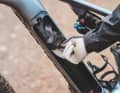 An absolute novelty in the E-MTB segment: the storage bag in the head tube area.