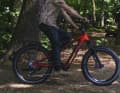 Mit einem vollgefederten SUV E-Bike kann man natürlich auch leichte Schotter und Geländeeinsätze entspannt angehen.