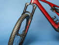 The thick Fox fork is state-of-the-art and suits the bike's range of use. The soft rubber compound of the company's own tyres is also impressive.
