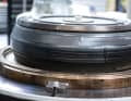 A rubber bellows (bladder) presses the tyre into the negative mould from the inside at around 12 bar.