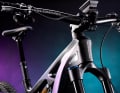 Bianchi E-MTB setzen auf eine geschwungene Formensprache. Die Züge laufen für eine aufgeräumte Optik schon durch den Steuersatz in den Rahmen.