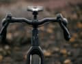 Mit 25 mm Rise und ergonomischen Griffpositionen soll der SQlab 314 Gravel-Lenker lange Ausfahrten komfortabler machen. Darauf zahlt auch das SQlab 714 Gravel-Lenkerband ein.