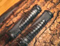 Neu ist auch die Diamant-Struktur und die vertiefte Griffposition des Zeigefingers, am vorderen Griff im Bild links zu erkennen. links.