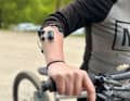 Mit dieser Technik am Arm sollen die Testpersonen ihre Runden im Bikepark drehen.
