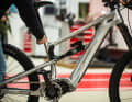 Dieser Prototyp von Nukeproof sieht dem Bike, das von der Briten schon 2022 in die EWS geschickt wurde, verdammt ähnlich. Die Kinematik ähnelt dem Nukeproof Megawatt.