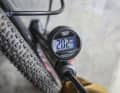 Digitale Manometer lassen sich deutlich besser ablesen als analoge. In unserem Test muss man dafür mindestens 60 Euro ausgeben.