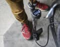 Une pompe à vélo est indispensable dans chaque garage. Il suffit d'une dizaine d'euros pour gonfler ses pneus. Mais la plupart du temps, il vaut la peine d'investir un peu plus d'argent.