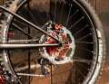 Customers can configure the frame with special components via the online configurator, for example with a Hope headset and seat clamp or DHX2 Factory shock from Fox. Hope brakes and Reynolds wheels like those on this special build are not included in the configurator.