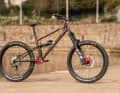 Dass heute noch 26-Zoll Mountainbikes neu vorgestellt werden ist selten. Dieses Starling-Fully ist eine absolute Ausnahme.