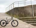 The Starling Murmur DownCountry Edition is a single-pivot fully made of steel - British to the max!