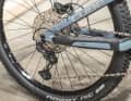 Functional despite the money-saving trick: Cube combines the 122-speed Shimano XT rear derailleur with low-cost SLX levers. The 34 t cassette pulls on the 10-51 cassette.