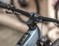 Clean: Gesteuert wird der Bosch-Antrieb über die im Oberrohr integrierte Bosch System Control, inklusive der unauffälligen Mini Remote am Lenker. Das Purion 400 Display fügt sich unauffällig ins Cockpit ein.