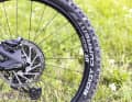 Nothing should go wrong on tour: Schwalbe's Eddy Current in the SuperGravity version is not stingy with traction and puncture protection.