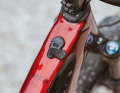 Über den USB-Port können Handy oder GPS geladen werden. Ein Gadget,  das eher auf Tour, denn im harten Enduro-Einsatz Vorteile bringt. 