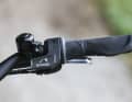 The gear ratio is adjusted mechanically using the twist grip on the handlebars. Nice gadget: The mechanical display, which shows whether the cyclist is travelling on flat terrain or on a hill, depending on the setting.