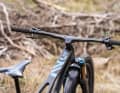 In addition to the carbon frame, which is handmade in Germany, most of the high-quality add-on parts also come from Bike Ahead.