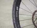 25 millimetre narrow rims and 2.2 inch narrow tyres are no longer part of the current standards of modern race bikes. Grip is okay in the dry. The damping is poor.