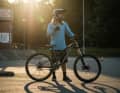 Bikepark-Hooligans grölen rum, drehen ihre Musik auf und reden meist in derber Sprache – häufig hängen sie auf dem Seilbahn-Parkplatz ab mit Energy-Dosen in der Hand.