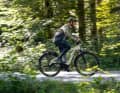 Easy jetting along. With a quiet motor and fast tyres with a gravel-like profile, the Explore E+ is also fun on the trail.
