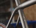 Solch feine Übergänge schafft nur der Drucker: Der Titanrahmen des Sturdy Cilla Gravelbikes stammt teilweise aus dem 3D-Drucker.