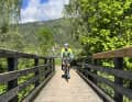 Der Drau-Radweg verläuft großteils am Ufer des Flusses. Immer wieder wechselt man die Uferseite über spektakuläre Brücken.