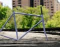 Das Surly Steamroller-Rahmenset in der limitierten Sonderfarbe „Anxious Lavender“, bereit für den individuellen Aufbau.
