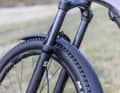 The XCR 34 from Suntour works reasonably well, but offers neither a wiper ring, nor an air pressure recommendation and no rasterised rebound damping. This makes correct adjustment difficult.