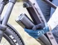At the end, the battery simply folds forwards out of the down tube.