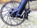 Srams G2 in the e-bike version RE delivers very solid braking performance in combination with the 200 mm disc at the front, which quickly brings even the heavy Tero X to a halt.