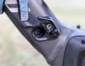 The charging port is concealed behind a magnetic flap. Very good: if you unplug the charging plug, the flap snaps shut again automatically. This prevents dirt from getting inside.