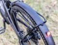 Der Gepäckträger von Specialized bietet keine Plattform. Die Zuladung fällt mit 20 Kilo üppig aus, allerdings verwindet sich der Träger auch schon ab 6 Kilogramm einseitig etwas.