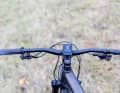 Specialized relies on an ergonomic cockpit with wing grips and handlebars that are not too wide. This is comfortable for everyday use.