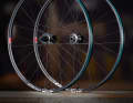 Die Sylvan-Serie für All-Mountain-Bikes und E-MTBs verwendet Flux 43 Felgen vorne und Flux 54 hinten. Hier wiegt die Pro Carbon Version 1685 Gramm, die Pro Aluminum 1910 Gramm und die Aluminum-Version 2035 Gramm.