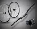 In addition to the handlebars and stem, there are also new wheels, which we present in a separate article.