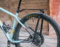 Tailfin propose désormais un nouveau porte-bagages destiné aux adeptes du « bikepacking » et aux navetteurs : le Journey Pannier Rack est à la fois léger et robuste, ultra-flexible et équipé d'un système innovant de fixation rapide. Photo : Stefan Frey
