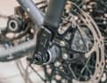 Montiert wird der Journey Pannier Rack standardmäßig auf der Steckachse. Tailfin hat sich einen extrem cleveren Schnellverschluss ausgedacht.