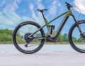 Balanced riding characteristics, great equipment at a favourable price: the Cube offers a top price-performance mix and is therefore one of our e-bike test winners.
