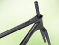 The classic for carbon lovers: the true carbon version of the Bike Ahead The Superfast is sealed instead of painted, thus saving a few more grams of weight.