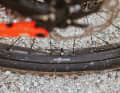 The rear tyre has a puncture protection insert from Vittoria. This can make sense in tough enduro use. In the event of a puncture, the Airliner offers good emergency running properties.