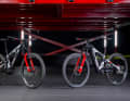 Die Kollektion umfasst zwei Modelle: das neue Alu-All-Mountain-Modell All.ONE (links) und das langhubigere Carbon-All-Mountain TP4. Preispunkt: 6.500 (All.One) und 8.000 Euro (TP4).