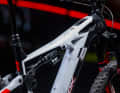 In beiden Jubiläums-Modellen steckt der Rock Shox Super Deluxe Ultimate Dämpfer im Hinterbau. Im TP4 spuckt er mit 150 Millimeter 10 Millimeter mehr aus.
