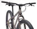 The spacer tower can be removed, but the 639 stack and a 30 mm rise handlebar remain: this ensures a comfortable ride on any expedition.